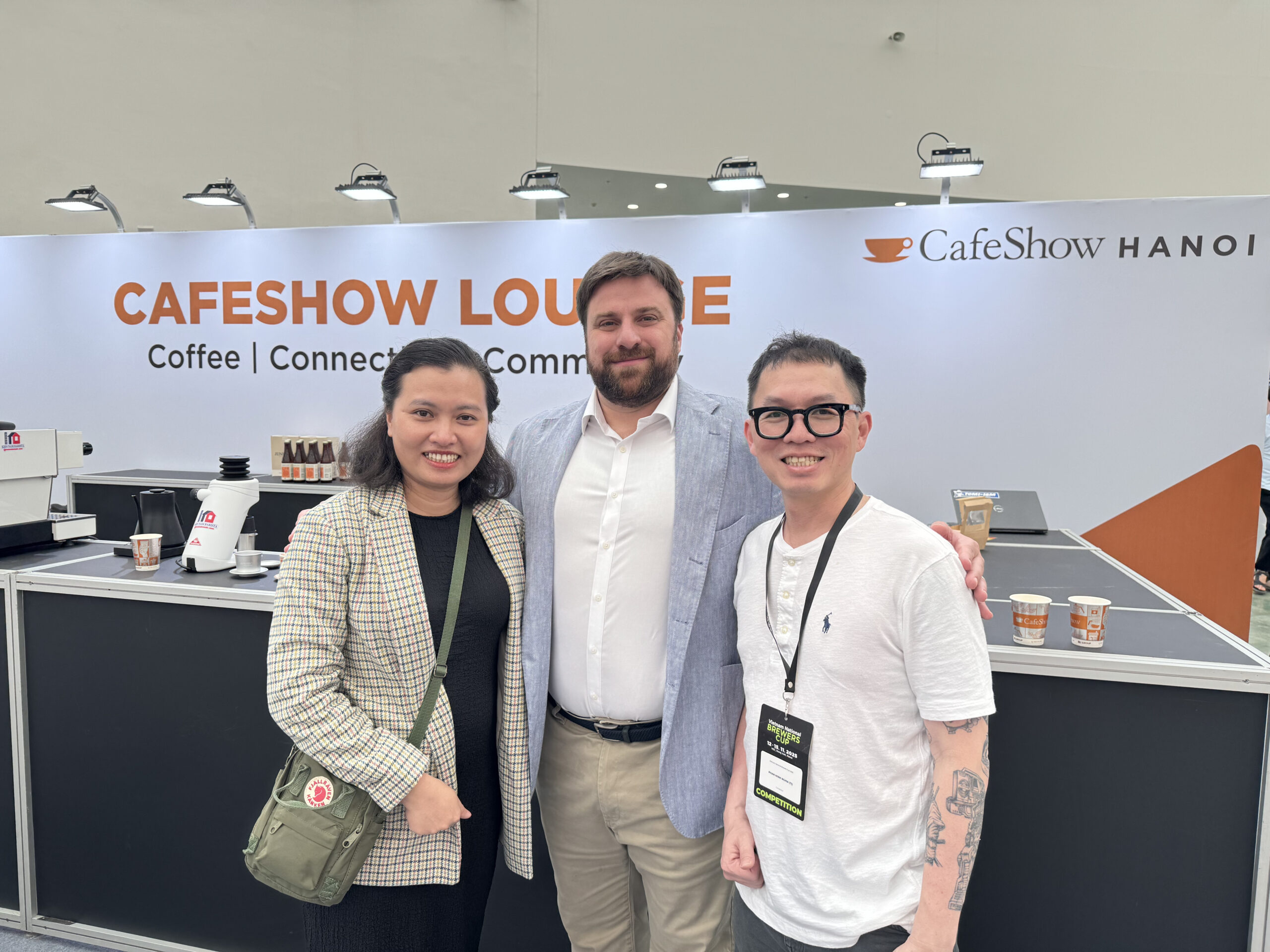 Chụp hình cùng các đối tác tại sự kiện